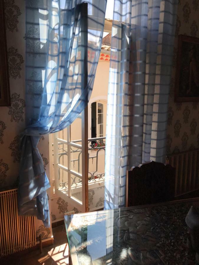 Chez Les Artistes Hotel Servian Exterior photo